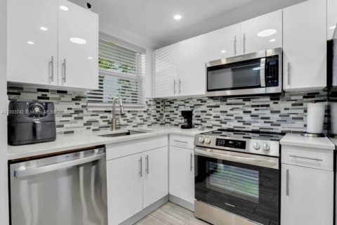 Condo in Sunrise, Florida, 2 bedrooms  № 1945365 - photo 14