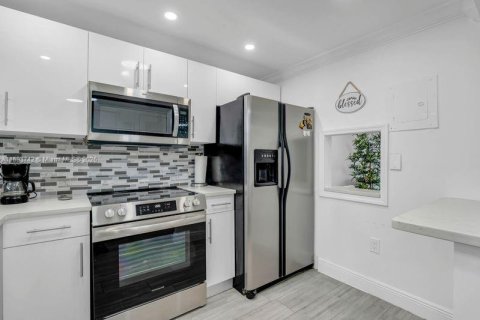 Condo in Sunrise, Florida, 2 bedrooms  № 1945365 - photo 13