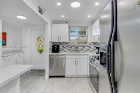 Condo in Sunrise, Florida, 2 bedrooms  № 1945365 - photo 8