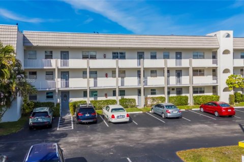 Condo in Sunrise, Florida, 2 bedrooms  № 1945365 - photo 11