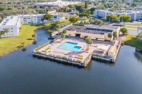 Condo in Sunrise, Florida, 2 bedrooms  № 1945365 - photo 22