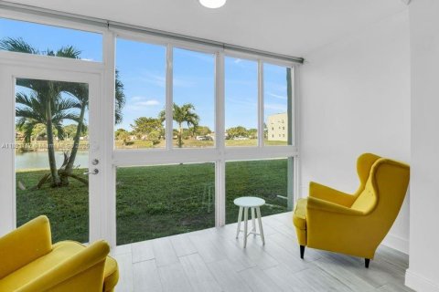 Condo in Sunrise, Florida, 2 bedrooms  № 1945365 - photo 2