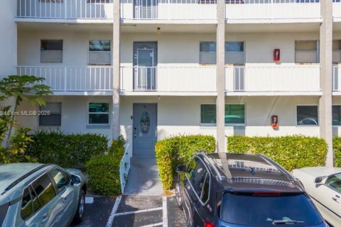 Condo in Sunrise, Florida, 2 bedrooms  № 1945365 - photo 24