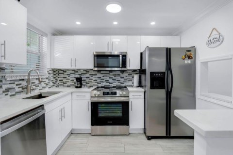 Condo in Sunrise, Florida, 2 bedrooms  № 1945365 - photo 4