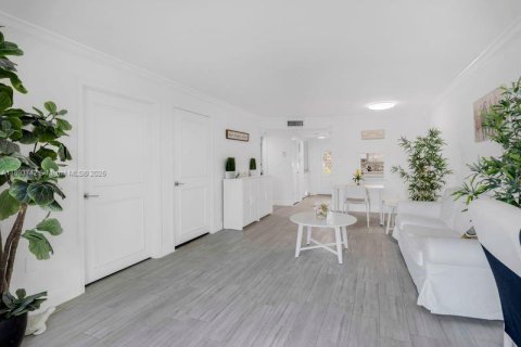Condo in Sunrise, Florida, 2 bedrooms  № 1945365 - photo 9