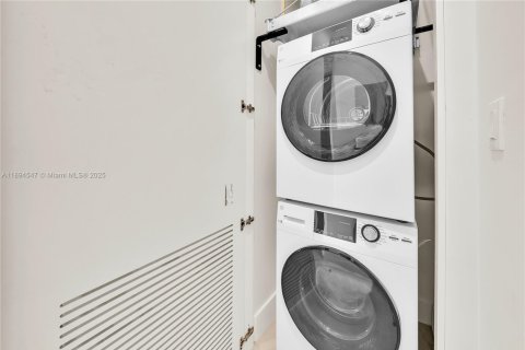 Снять в аренду квартиру в Майами, Флорида 2 спальни, 74.32м2, № 1947032 - фото 2