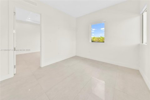 Снять в аренду квартиру в Майами, Флорида 2 спальни, 74.32м2, № 1947032 - фото 15