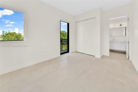 Снять в аренду квартиру в Майами, Флорида 2 спальни, 74.32м2, № 1947032 - фото 16