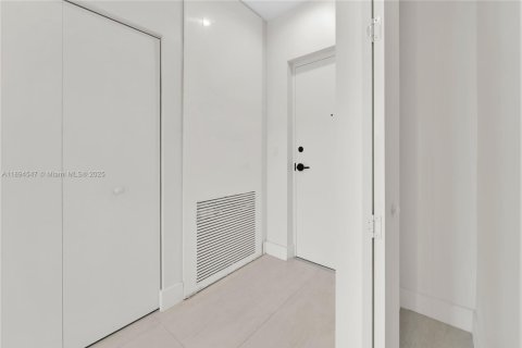 Снять в аренду квартиру в Майами, Флорида 2 спальни, 74.32м2, № 1947032 - фото 24