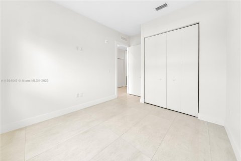 Снять в аренду квартиру в Майами, Флорида 2 спальни, 74.32м2, № 1947032 - фото 4