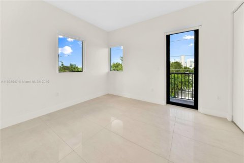 Снять в аренду квартиру в Майами, Флорида 2 спальни, 74.32м2, № 1947032 - фото 17