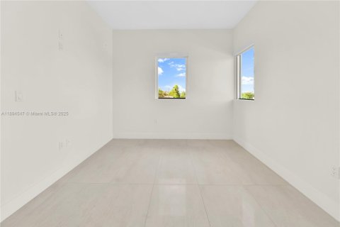 Снять в аренду квартиру в Майами, Флорида 2 спальни, 74.32м2, № 1947032 - фото 13