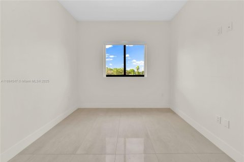 Снять в аренду квартиру в Майами, Флорида 2 спальни, 74.32м2, № 1947032 - фото 8