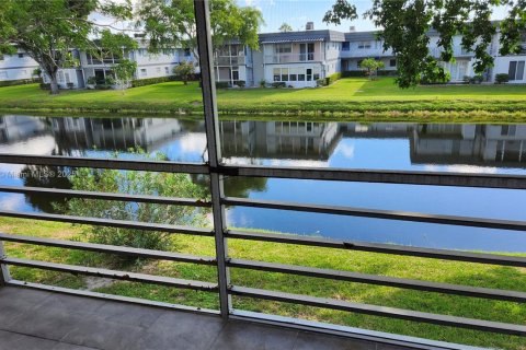 Condo in Delray Beach, Florida, 2 bedrooms  № 1953357 - photo 1