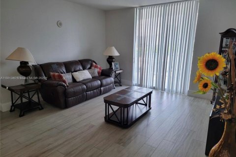 Condominio en alquiler en Hollywood, Florida, 3 dormitorios, 137.68 m2 № 1924871 - foto 1