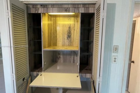 Copropriété à vendre à Hollywood, Floride: 2 chambres, 165.83 m2 № 2018477 - photo 20