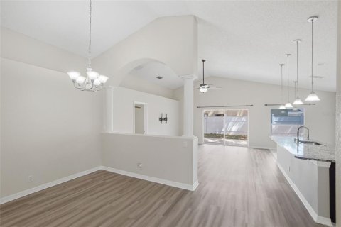House in Orange City, Florida 4 bedrooms, 166.02 sq.m. № 2216870 - photo 10
