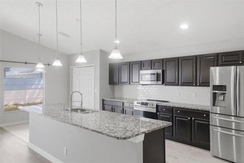 House in Orange City, Florida 4 bedrooms, 166.02 sq.m. № 2216870 - photo 5