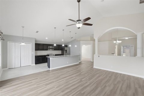 House in Orange City, Florida 4 bedrooms, 166.02 sq.m. № 2216870 - photo 8
