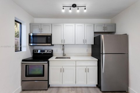 Casa en alquiler en Miami, Florida, 2 dormitorios, 486.71 m2 № 1994882 - foto 7