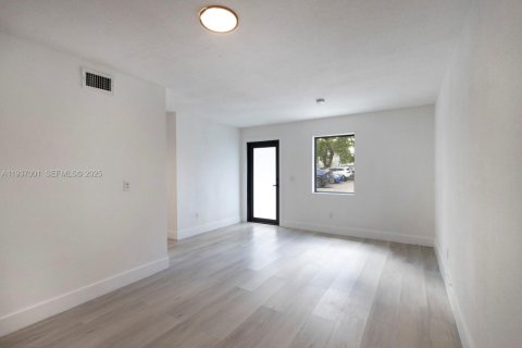 Casa en alquiler en Miami, Florida, 2 dormitorios, 486.71 m2 № 1994882 - foto 4