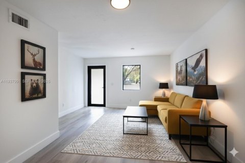 Casa en alquiler en Miami, Florida, 2 dormitorios, 486.71 m2 № 1994882 - foto 3