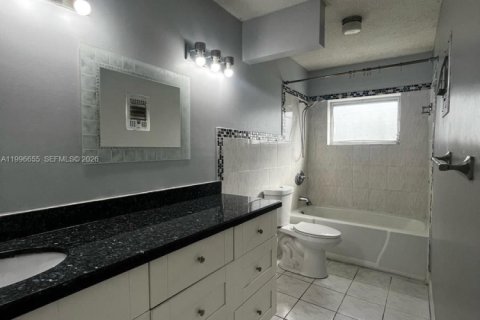 Casa en alquiler en Lauderdale Lakes, Florida, 6 dormitorios, 171.22 m2 № 2058688 - foto 8