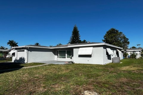 Дом в Лодердейл-Лейкс, Флорида 6 спален, 171.22м2 № 2058688