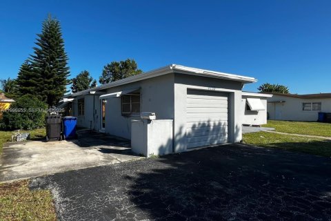 Casa en alquiler en Lauderdale Lakes, Florida, 6 dormitorios, 171.22 m2 № 2058688 - foto 2