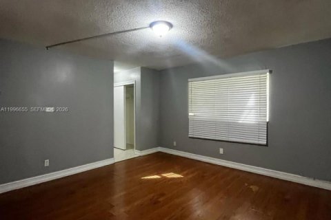 Casa en alquiler en Lauderdale Lakes, Florida, 6 dormitorios, 171.22 m2 № 2058688 - foto 11