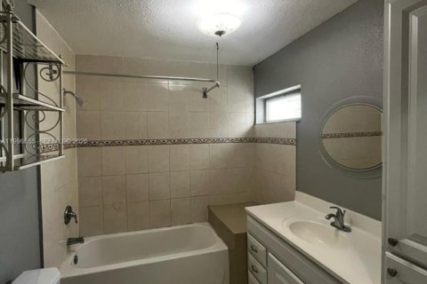 Casa en alquiler en Lauderdale Lakes, Florida, 6 dormitorios, 171.22 m2 № 2058688 - foto 10