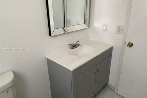 House in Lauderhill, Florida 2 bedrooms, 222.87 sq.m. № 1755653 - photo 4