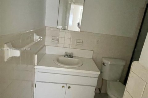Villa ou maison à louer à Lauderhill, Floride: 2 chambres, 222.87 m2 № 1755653 - photo 14