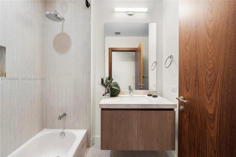 Condo in Coral Gables, Florida, 2 bedrooms  № 1994713 - photo 22