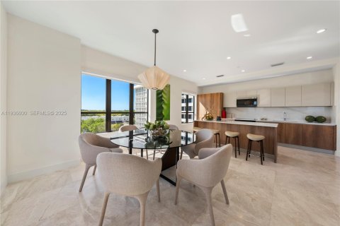 Condo in Coral Gables, Florida, 2 bedrooms  № 1994713 - photo 13