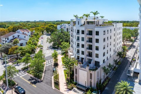 Condo in Coral Gables, Florida, 2 bedrooms  № 1994713 - photo 1