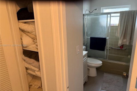 House in Margate, Florida 2 bedrooms, 130.06 sq.m. № 1994993 - photo 13