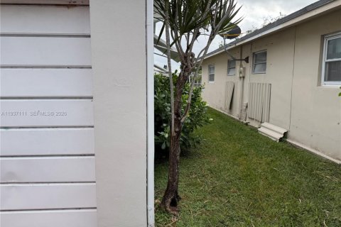 House in Margate, Florida 2 bedrooms, 130.06 sq.m. № 1994993 - photo 3