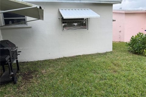 House in Margate, Florida 2 bedrooms, 130.06 sq.m. № 1994993 - photo 25