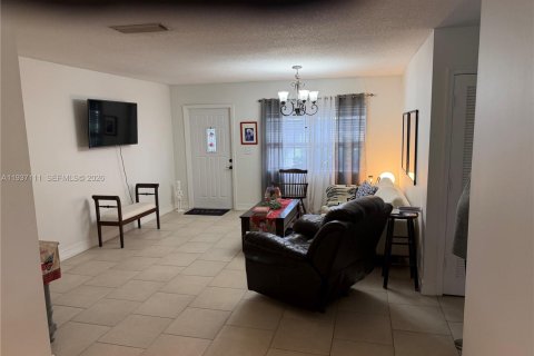 House in Margate, Florida 2 bedrooms, 130.06 sq.m. № 1994993 - photo 16