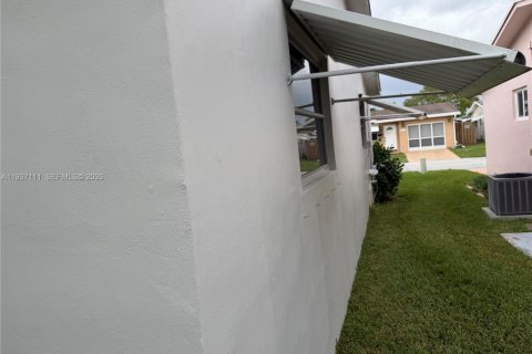 House in Margate, Florida 2 bedrooms, 130.06 sq.m. № 1994993 - photo 24