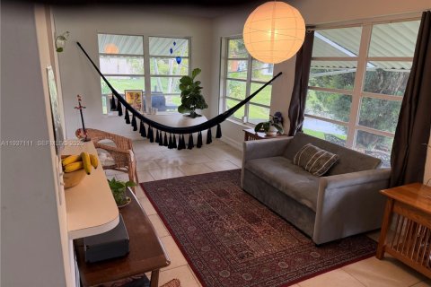 House in Margate, Florida 2 bedrooms, 130.06 sq.m. № 1994993 - photo 21