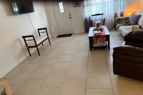 House in Margate, Florida 2 bedrooms, 130.06 sq.m. № 1994993 - photo 17