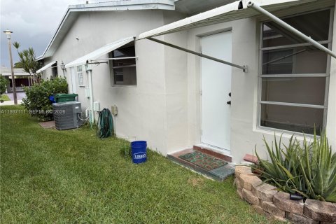 House in Margate, Florida 2 bedrooms, 130.06 sq.m. № 1994993 - photo 22