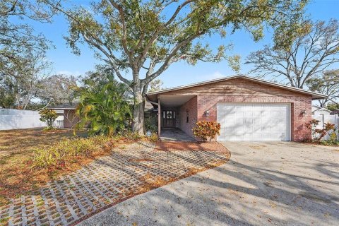 House in Pinellas Park, Florida 4 bedrooms, 217.21 sq.m. № 2114571 - photo 2