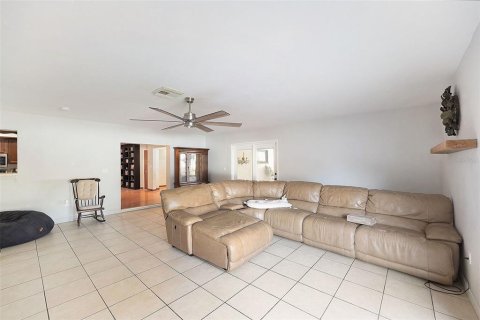 House in Pinellas Park, Florida 4 bedrooms, 217.21 sq.m. № 2114571 - photo 10