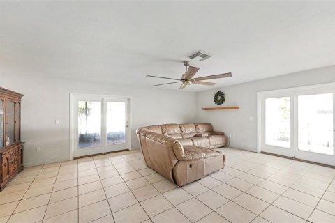 House in Pinellas Park, Florida 4 bedrooms, 217.21 sq.m. № 2114571 - photo 9