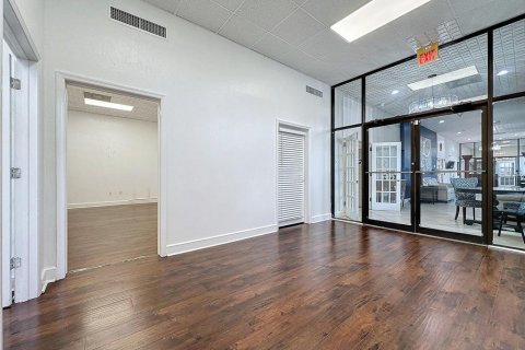 Commercial property in Kissimmee, Florida 25.55 sq.m. № 2378003 - photo 5