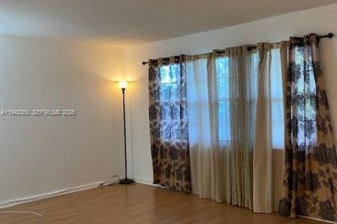 Condo in Coconut Creek, Florida, 1 bedroom  № 1999942 - photo 8