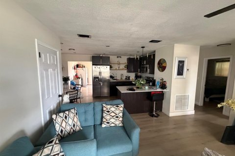 Villa ou maison à vendre à West Palm Beach, Floride: 5 chambres, 173.36 m2 № 2177188 - photo 2